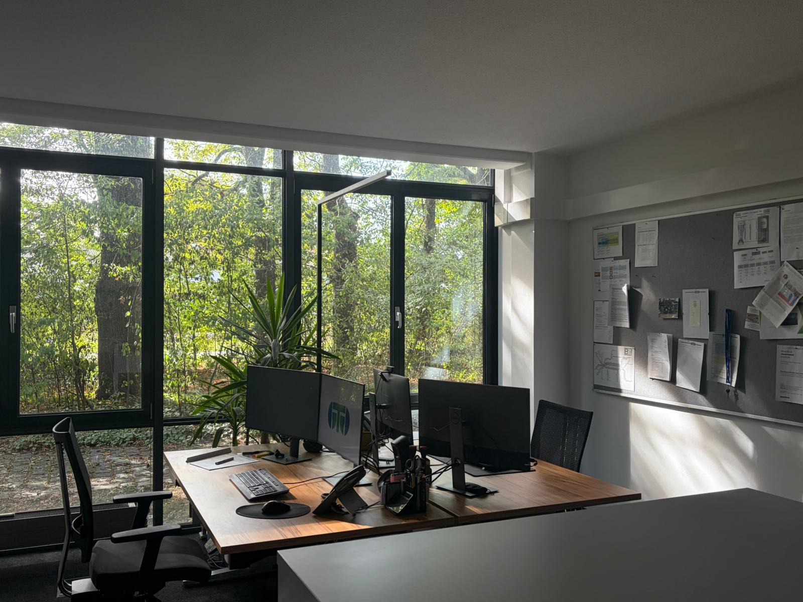 Schreibtisch mit zwei Monitoren (Platzhalter)