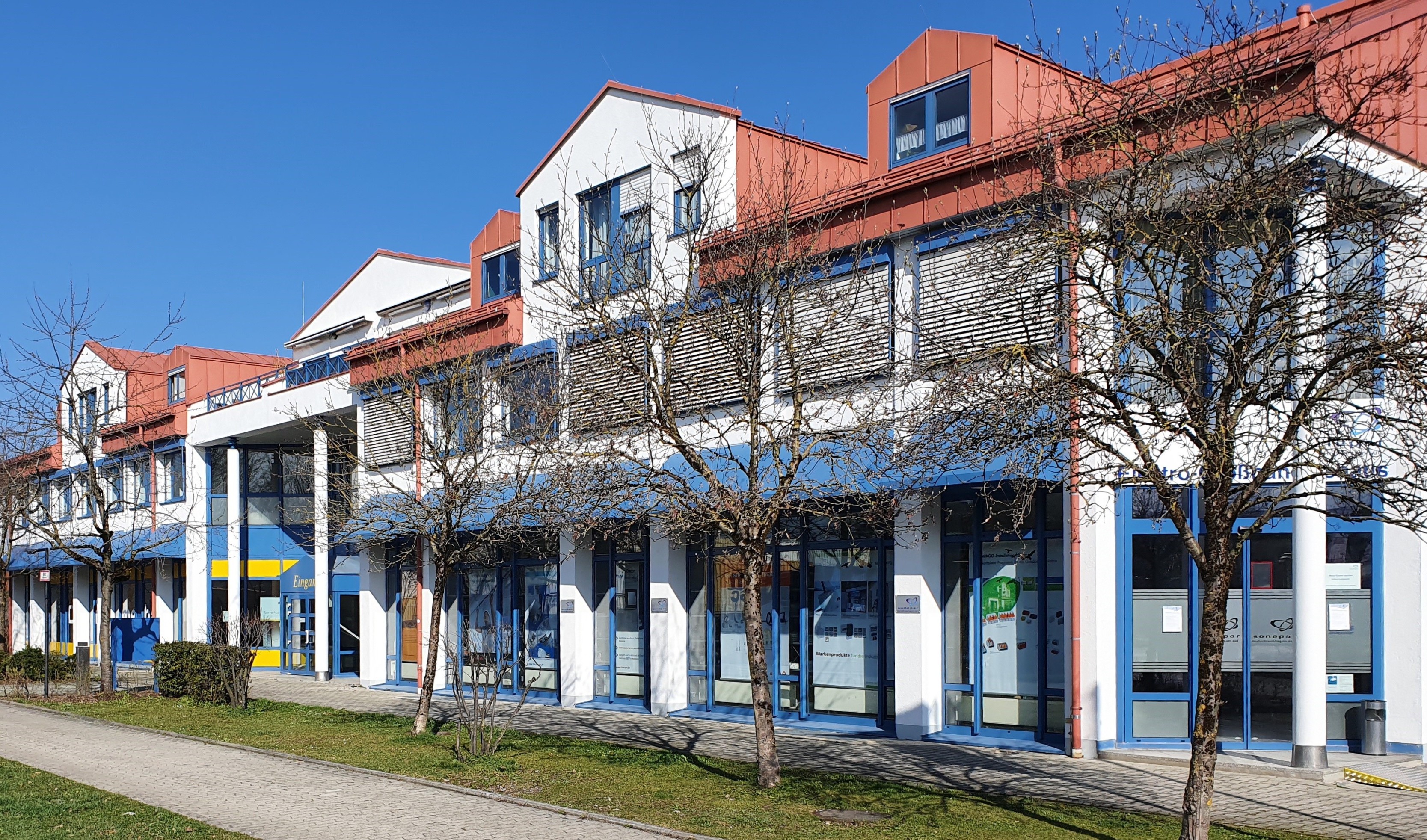 Gewerbe-, Lager- und Wohngebäude